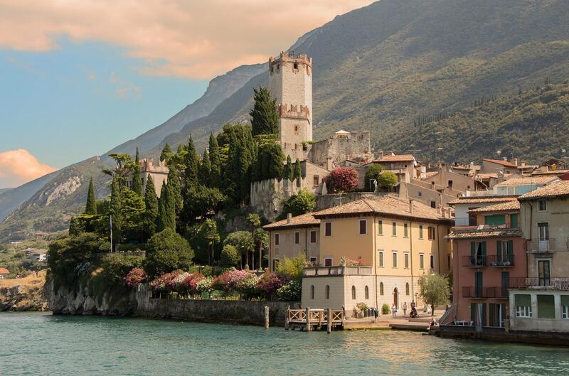 TOURISTISCHER IMMOBILIENMARKT: DER GARDASEE BLEIBT EINE SICHERHEIT FUER ITALIENISCHE UND INTERNATIONALE INVESTOREN